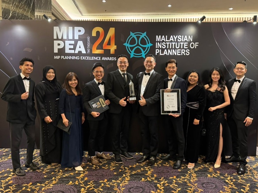 Dato' Neoh Soo Keat accompanied by Trinity Group project team LAr Terence Tan Kok Ho (fourth from left), Landscape Architect from Studio33, and Ar. Chiam Chin Yong (fourth from right) and Ar. Lenny Oh (first from right), architects from CL+O Architects Sdn Bhd at the MIPPEA Awards 2024 | Photo by Trinity Group / NHA File Photo