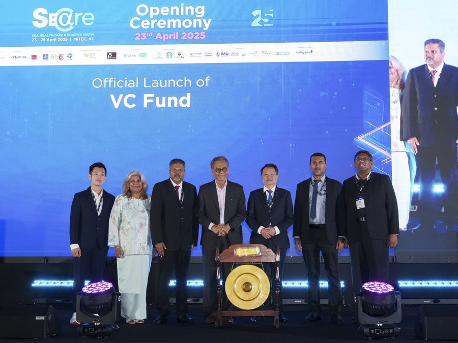 (From left) Dr. Keith Chong, Senior Partner at Zafar VC; Yang Berbahagia Dato' Dr Saunthari Somasundaram, President of National Cancer Society Malaysia; Encik Zainul Alam Abdul Kadir, Managing Partner for Zafar VC; Yang Berhormat Datuk Seri Haji Dr. Dzulkefly bin Ahmad, Minister of Health Malaysia; Yang Berusaha Mr Richard Teo, Executive Chairman of Qube Integrated Malaysia Sdn. Bhd.; Encik Rahman Ali Abdul Wahab, Chief Executive Officer of 5 Pillars Ventures Sdn. Bhd.; and Yang Setia Kolonel Bersekutu Assoc. Prof. Dr Murallitharan Munisamy, Managing Director of National Cancer Society Malaysia, launched Zafar VC Fund, a RM1 billion initiative to drive healthcare innovation through startup and scale-up support. | MITEC, Kuala Lumpur, Malaysia. 23 April 2025 | Photo by SEACare / NHA File Photo
