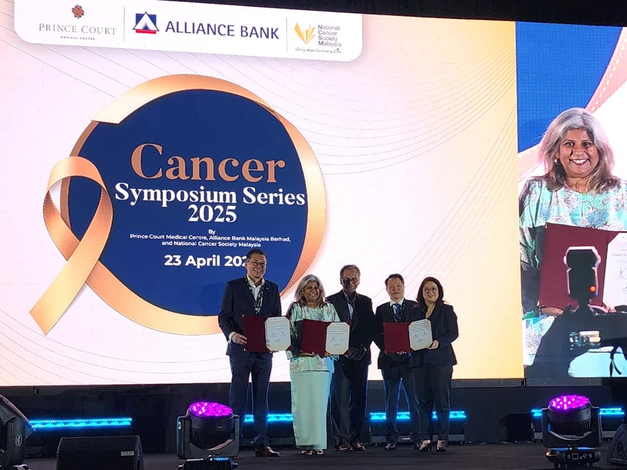 (From left) Mr Edwin Lee, Head of Loans & Cards from Alliance Bank Malaysia Berhad; Yang Berbahagia Dato' Dr Saunthari Somasundaram, President of National Cancer Society Malaysia; Yang Berhormat Datuk Seri Haji Dr. Dzulkefly bin Ahmad, Minister of Health Malaysia; Yang Berusaha Mr Richard Teo, Executive Chairman of Qube Integrated Malaysia Sdn. Bhd.; Ms Jennifer Soon, Chief Operating Officer of Prince Court Medical Centre, at the Memorandum of Understanding (MoU) exchange between Alliance Bank, Prince Court Medical Centre, and the National Cancer Society Malaysia for the upcoming Cancer Symposium Series 2025. | MITEC, Kuala Lumpur, Malaysia. 23 April 2025 | Photo by News Hub Asia