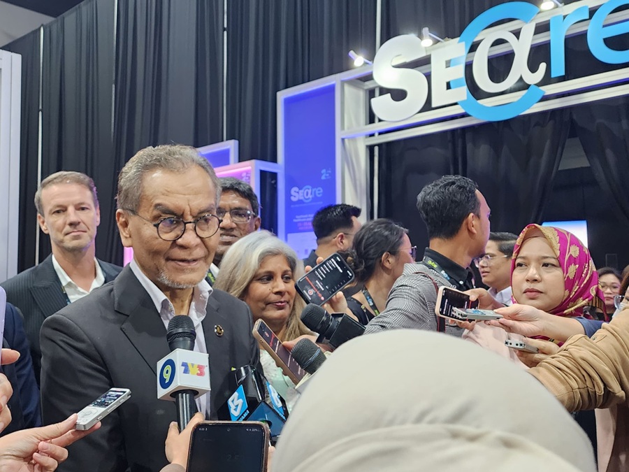 Yang Berhormat Datuk Seri Haji Dr. Dzulkefly bin Ahmad, Minister of Health Malaysia speaking to members of the media at SEACare 2025. | MITEC, Kuala Lumpur, Malaysia. 23 April 2025 | Photo by News Hub Asia