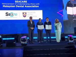 (From left) Yang Berhormat Datuk Seri Haji Dr. Dzulkefly bin Ahmad, Minister of Health Malaysia; Associate Prof Dr Mas Suryalis Ahmad, President of Malaysian Dental Association; Yang Berusaha Mr Richard Teo, Executive Chairman of Qube Integrated Malaysia Sdn. Bhd.; and Yang Berbahagia Dato' Dr Saunthari Somasundaram, President of National Cancer Society Malaysia, at the exchange of a Memorandum of Understanding (MoU) between Qube and the Malaysian Dental Association (MDA). The MoU marks a strategic alliance to introduce a new component at SEACare 2026 through the integration of MDA’s Scientific Convention and Trade Exhibition (SCATE) convention. | MITEC, Kuala Lumpur, Malaysia. 23 April 2025 | Photo by News Hub Asia