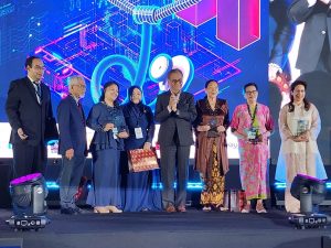 Yang Berhormat Datuk Seri Haji Dr. Dzulkefly bin Ahmad, Minister of Health Malaysia with winners of the SEACare 2025 Distinguished Service Award in Healthcare presented at the opening ceremony of SEACare 2025. | MITEC, Kuala Lumpur, Malaysia. 23 April 2025 | Photo by News Hub Asia