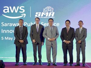 From left: Hafiz Hassan, country manager (Public Sector, Malaysia), AWS; Eric Conrad, regional managing director (ASEAN, Public Sector), AWS; Y.B. Dato Sri Haji Julaihi Bin Haji Narawi, Minister for Utility and Telecommunication Sarawak; Dato Hj Syeed Mohd Hussien, chief executive officer of CENTEXS; and Busiai Bin Seman, chief executive officer of SAINS at the Sarawak Public Sector Innovation Forum 2025. | Kuching, Sarawak, Malaysia. 5 May 2025 | Photo by AWS / NHA File Photo