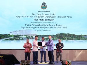 Tengku Amir (centre), Amirudin (far left), and Ahmad Fadzli (far right) witnessed the handover ceremony of the letter of acceptance for the KSSA redevelopment. Saipolyazan (second from left) handed over the letter to Imran on behalf of LPSB. | Shah Alam, Selangor, Malaysia. 16 May 2025 | Photo by MRCB / NHA File Photo