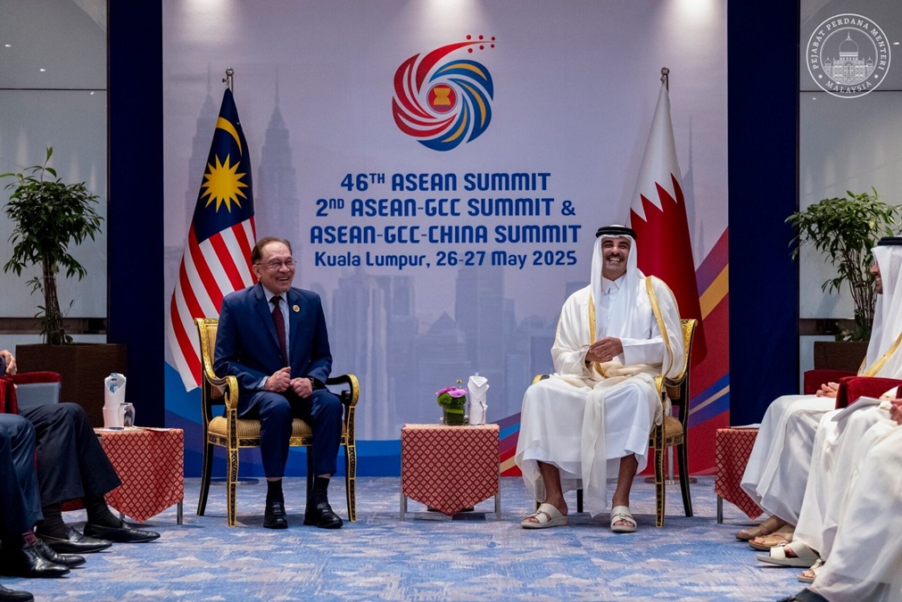Prime Minister Datuk Seri Anwar Ibrahim meets with the Emir of Qatar Sheikh Tamim Hamad Al Thani on the sidelines of the ASEAN-GCC Summit today. | Kuala Lumpur Convention Centre, Kuala Lumpur, Malaysia. 27 May 2025. | Source: Anwar Ibrahim Facebook page. Photo by: Fath Rizal/ Prime Minister’s Office of Malaysia / NHA File Photo