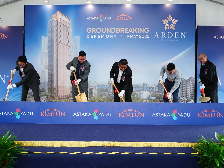 From left: Abdul Hakim bin Kamaludin, director of Astaka Kimlun Sdn Bhd; Allen Khong (孔俊伦), CEO and director of Astaka Holdings Limited; Datuk Haji Mohd Haffiz bin Haji Ahmad, Johor Bahru City Council Mayor; Pang Khang Hau (彭康浩), CEO and executive director of Kimlun Corporation Bhd; and Sim Tian Liang (沈天良), executive director of Kimlun Corporation Bhd at the groundbreaking ceremony of the Arden in Johor Bahru. | Joho, Malaysia. 19 May 2025 | Photo by Astaka Holdings / NHA File Photo