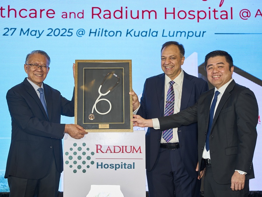Radium Development Berhad group managing director Datuk Gary Gan Kah Siong (right) and Radium Healthcare Sdn Bhd chief executive officer Dr. Arun Kumar (middle) presenting a memento to Radium Development Berhad chairman Tan Sri Mhd Amin Nordin bin Abd Aziz during the official launch of Radium Healthcare and Radium Hospital @ Ayer Keroh held at the Hilton Kuala Lumpur today (27 May 2025). | Photo by Radium Development / NHA File Photo