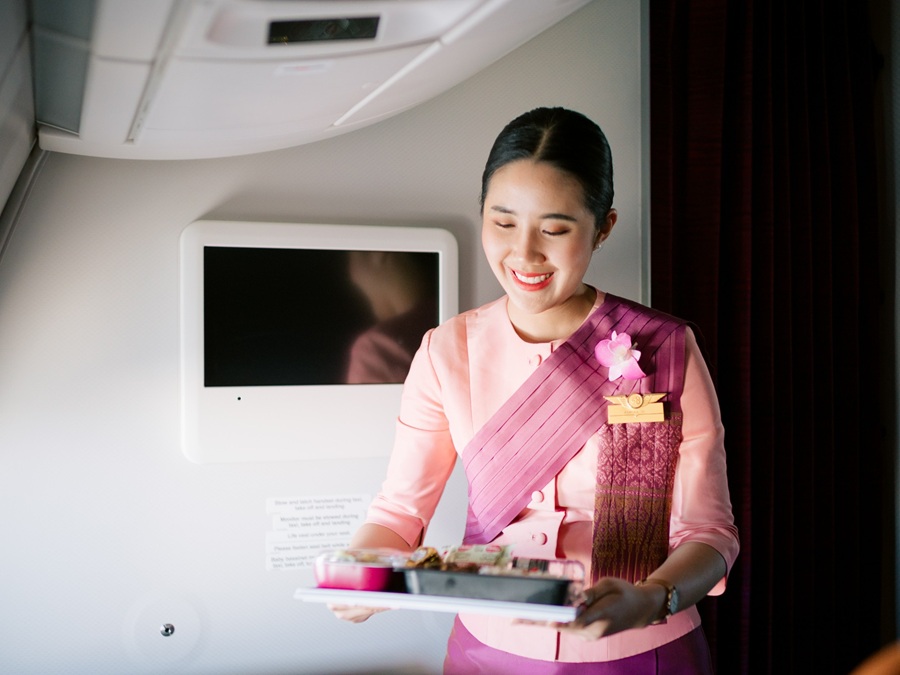 A Thai Airways flight attendant serving a 'Streets to Sky' inflight meal. | Photo by Dusit Foods and Thai Airways / NHA File Photo