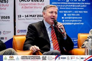 Nordin Abdullah speaking at a conference about crisis management and the modern business world