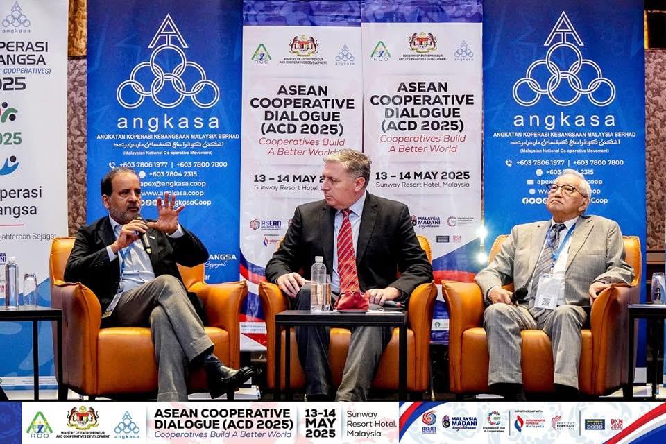 Nordin Abdullah speaking with fellow panelist at the ASEAN Cooperative Dialog | Photo provided by ANGKASA / NHA File 