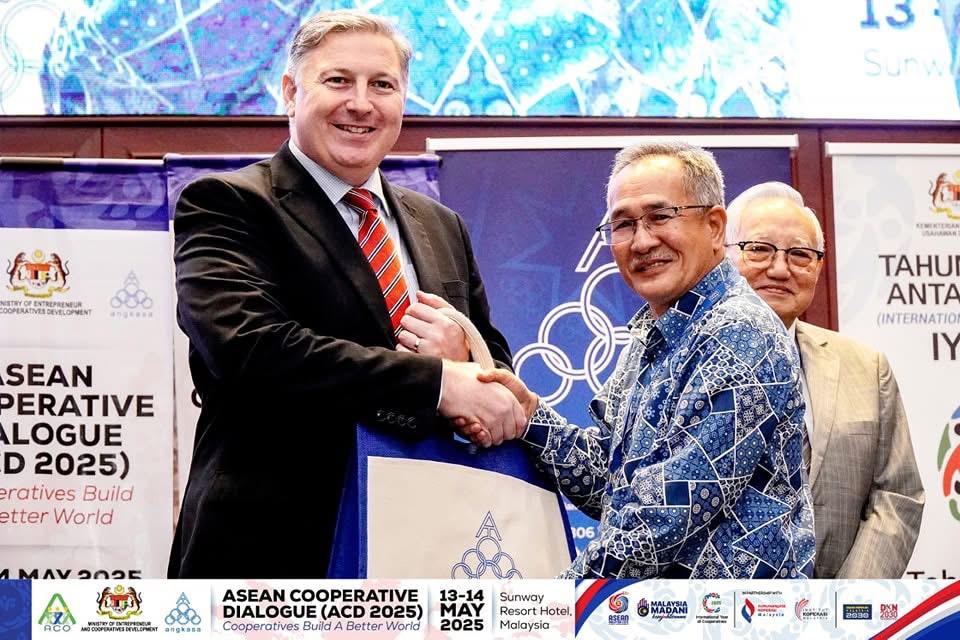 A token of thanks from the organizers of the ASEAN Cooperative Dialog | Photo provided by ANGKASA / NHA File 