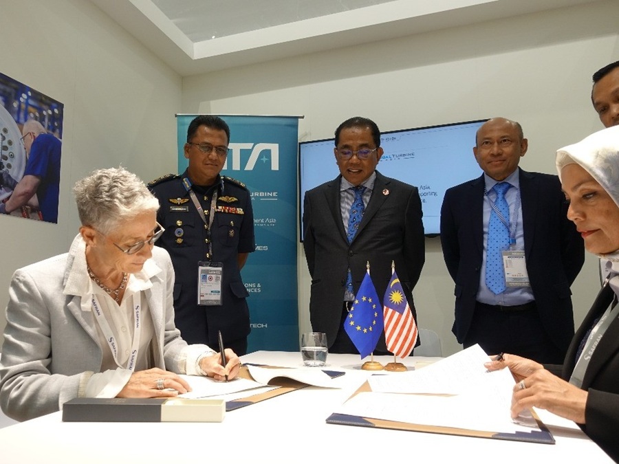 The contract signing between Global Turbine Asia (GTA) and Europrop International (EPI) was witnessed by Malaysia’s Minister of Defence, Yang Berhormat Dato’ Seri Mohamed Khaled bin Nordin (standing, centre), joined by Major General Dato’ Haji Norli Hisham Alwi RMAF, Commander of Air Region 2 (PANGWILUD 2) (standing, left), and Mohd Yani Daud, Deputy Secretary General (Policy), Ministry of Defence (standing, right). The agreement was formalised by Dato’ Nonee Ashirin binti Dato’ Mohd Radzi, Executive Chairman of GTA (seated, right), and Catherine Poincheval, President of EPI (seated, left). | Paris Airshow 2025 at Le Bourget Airport, Paris, France. 18 June 2025 | Photo by GTA / NHA File Photo