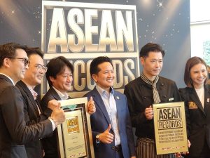 Zenrich Allied Sdn. Bhd. (Zenrich Wagyu) celebrated an ASEAN Records recognition for the ‘Largest Annual Volume of Japanese Wagyu Imported in One Year’, witnessed by Deputy Minister of Agriculture and Food Security Malaysia, Datuk Arthur Joseph Kurup (third from right), and Daisuke Nihei, Minister of the Embassy of Japan in Malaysia (third from left). | Wagyu by La Moon, Taman Tun Dr Ismail, Kuala Lumpur, Malaysia. 25 June 2025. | Photo by Ruzanna Muhammad / News Hub Asia