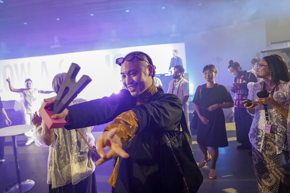 An award recipient at the Alternativa Film Awards 2024 in Yogyakarta, Indonesia. | Photo by Alternativa by inDrive / NHA File Photo