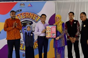 Perak State Executive Councillor for Communication, Multimedia and NGOs Mohd Azlan Helmi (third from left), presents a module and poster to SK Bidor 2 headmistress Siti Saripah Undar (third from right), in conjunction with the Safe Internet Campaign at SK Bidor 2 today. – Bernama pic, 10 April 2025 (via Scoop.my) | NHA File Photo