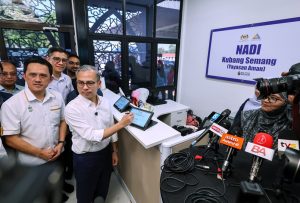 Communications Minister Datuk Fahmi Fadzil (second from left) during a visit to the Kubang Semang Digital Economy Centre (Nadi) today. - Bernama pic, 30 June 2025 (via Scoop.my) | NHA File Photo