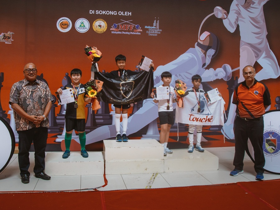Proud foil fencers from Triumph Fencing Studio, Sri KL International School, and Touche Fencing Club stand on the podium, receiving their awards for the under-10 boys foil from the YB Dato’ Mohd Faizal Ramli and the President of the Negeri Sembilan Fencing Association, Tengku Datuk Mu’adzam Sadruddin bin Tengku Noone Aziz, at the Negeri Sembilan Youth Challenge (NSYC), which was held in Centerpoint Seremban in Negeri Sembilan, Malaysia. 21-23 June 2025. | Photo by Negeri Sembilan Fencing Association / NHA File Photo