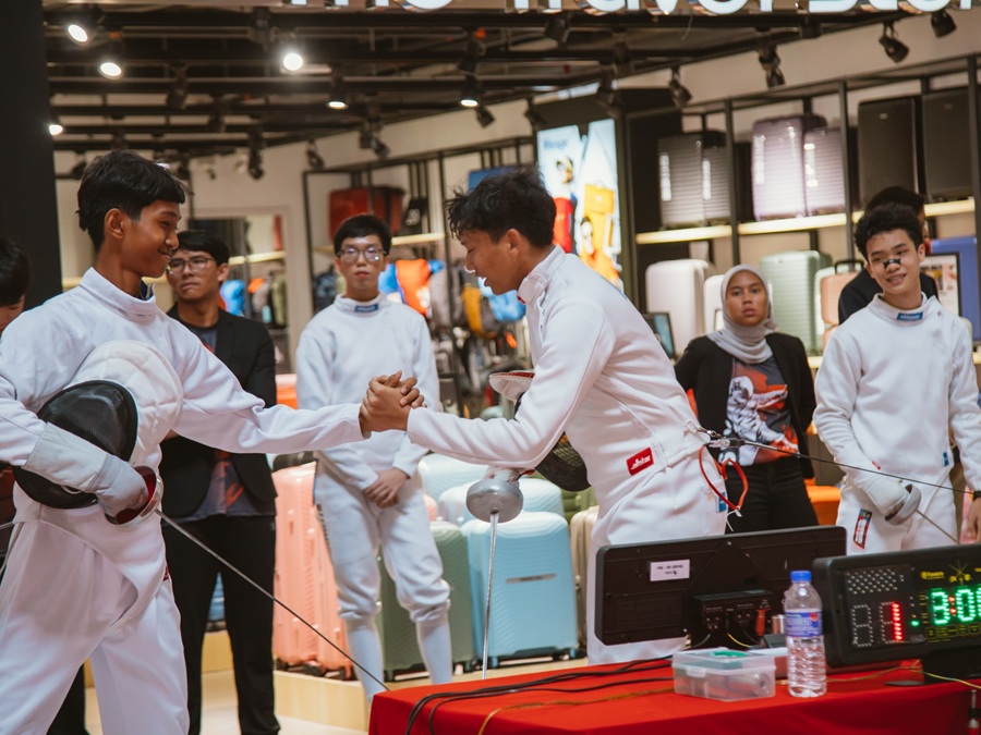 Good sportsmanship on display at the Negeri Sembilan Youth Challenge (NSYC), which was held in Centerpoint Seremban in Negeri Sembilan, Malaysia. 21-23 June 2025. | Photo by Negeri Sembilan Fencing Association / NHA File Photo