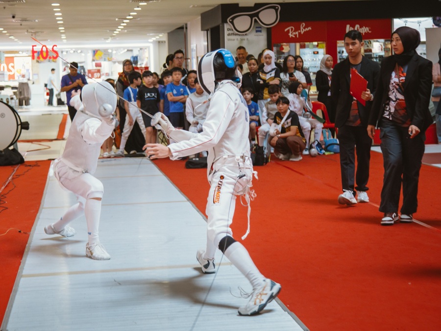 Two foil fencers in action during a bout at the Negeri Sembilan Youth Challenge (NSYC), which was held in Centerpoint Seremban in Negeri Sembilan, Malaysia. 21-23 June 2025. | Photo by Negeri Sembilan Fencing Association / NHA File Photo