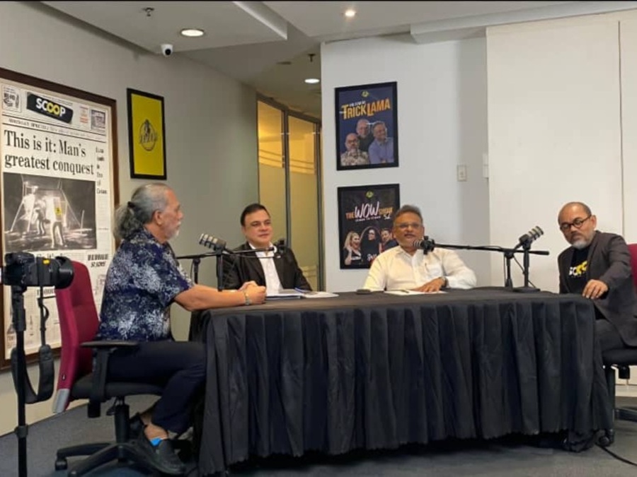 Malaysian Communications and Multimedia Commission (MCMC) commissioner Derek Fernandez (second from left) discusses the government's new social media licensing policy on the Trick Lama podcast, hosted by Big Boom Media group editor-in-chief Terence Fernandez (second from right), group chief executive officer Datuk Zainul Arifin (right), and group executive director Datuk Ahirudin Attan (left). | Photo by Scoop.my, November 28, 2024 | NHA File Photo
