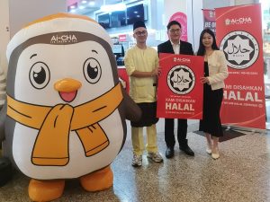 From left: Ai-CHA Malaysia halal committee chairman, Zafran Khair; Ai-CHA Malaysia country manager, Jason Chung; and Ai-CHA brand manager, Chloe Pek; at the celebration of Ai-CHA’s official halal certification by JAKIM for its first outlet at Berjaya Times Square, Kuala Lumpur, Malaysia on 31 July 2025. | Photo by Ai-CHA Malaysia / NHA File Photo