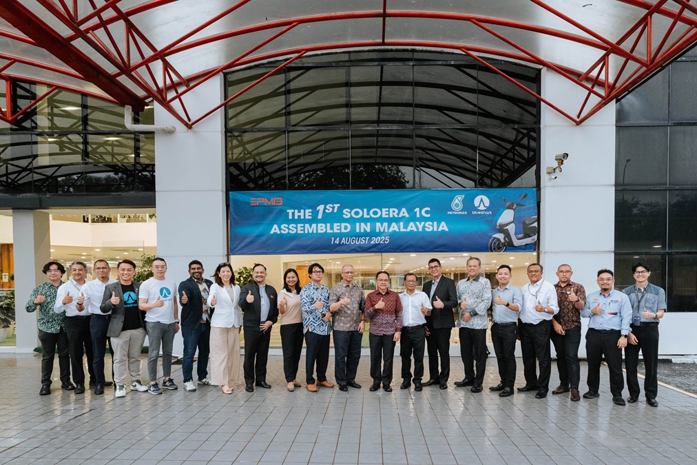 EPMB hosted a site visit for key stakeholders, including the Ministry of Investment, Trade and Industry (“MITI”), the Malaysia Automotive Robotics & IoT Institute (MARii), Malaysian Industrial Development Finance Berhad (MIDF), PETRONAS Dagangan Berhad (PDB), and Blueshark. The event was graced by YBhg. Datuk Hanafi Sakri, Deputy Secretary General (Industry) of MITI (9th from the right in brown batik attire), as the Guest of Honour. | Glenmarie, Shah Alam, Selangor, Malaysia. 14 August 2025. | Photo by Blueshark and EPMB / NHA File Photo