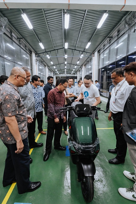 Datuk Hanafi Sakri, Deputy Secretary General (Industry), MITI and Senior Management of MARii, MIDF Berhad, PETRONAS Dagangan Berhad and EPMB looking at the Blueshark’s 1st SoloEra 1c assembled in Malaysia. | Glenmarie, Shah Alam, Selangor, Malaysia. 14 August 2025. | Photo by Blueshark and EPMB / NHA File Photo