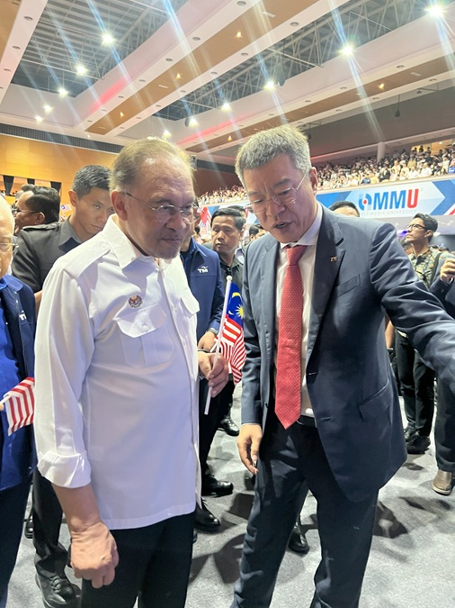 Prime Minister YAB Datuk Seri Anwar Ibrahim with Steven Ge, managing director of ZTE Malaysia, at Multimedia University (MMU). A moment highlighting collaboration and innovation in driving Malaysia’s digital future. | Kuala Lumpur, Malaysia. 21 August 2025 | Photo by ZTE / NHA File Photo
