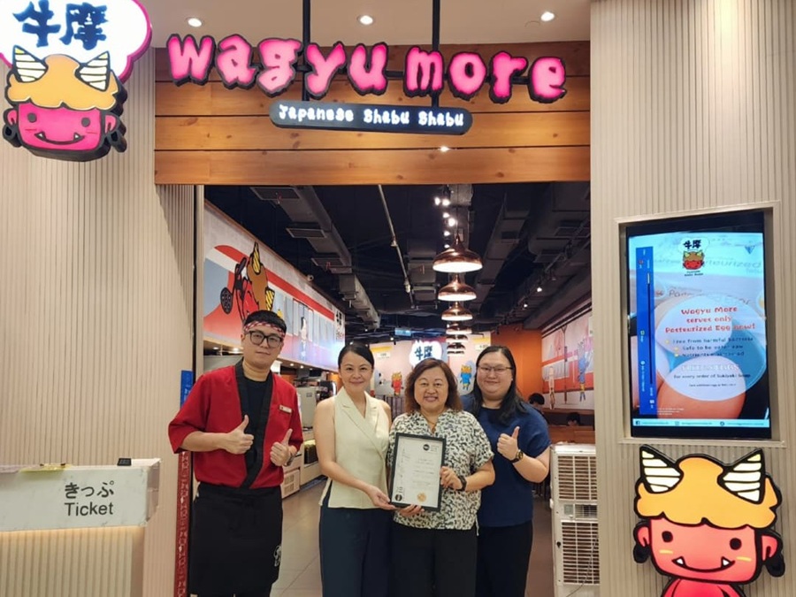 Valerie Choo (centre, right), managing director of Simply Awesome Sdn Bhd, receives the NHA Top 10 Award for the "Best Wagyu in Malaysia" category from NHA co-founder, Somaya Ong (centre, left), at the Wagyu More outlet in The Gardens Mall, Kuala Lumpur, Malaysia. 22 September 2025 | Photo by Ruzanna Muhammad / News Hub Asia