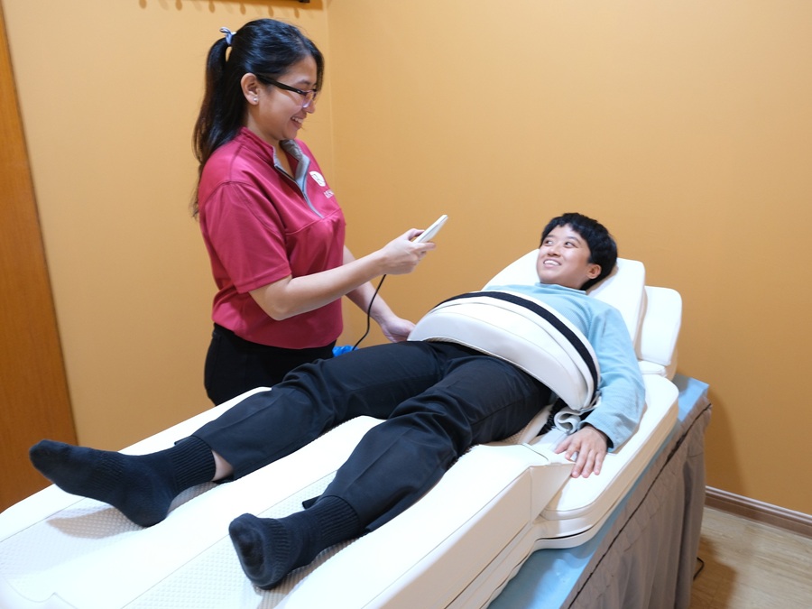 Andullation Therapy utilises vibrations and heat to enhance circulation, alleviate muscle pain, and improve sleep quality, thereby improving their physical health. | Photo by RENN Asia – 2 September 2025 / NHA File Photo