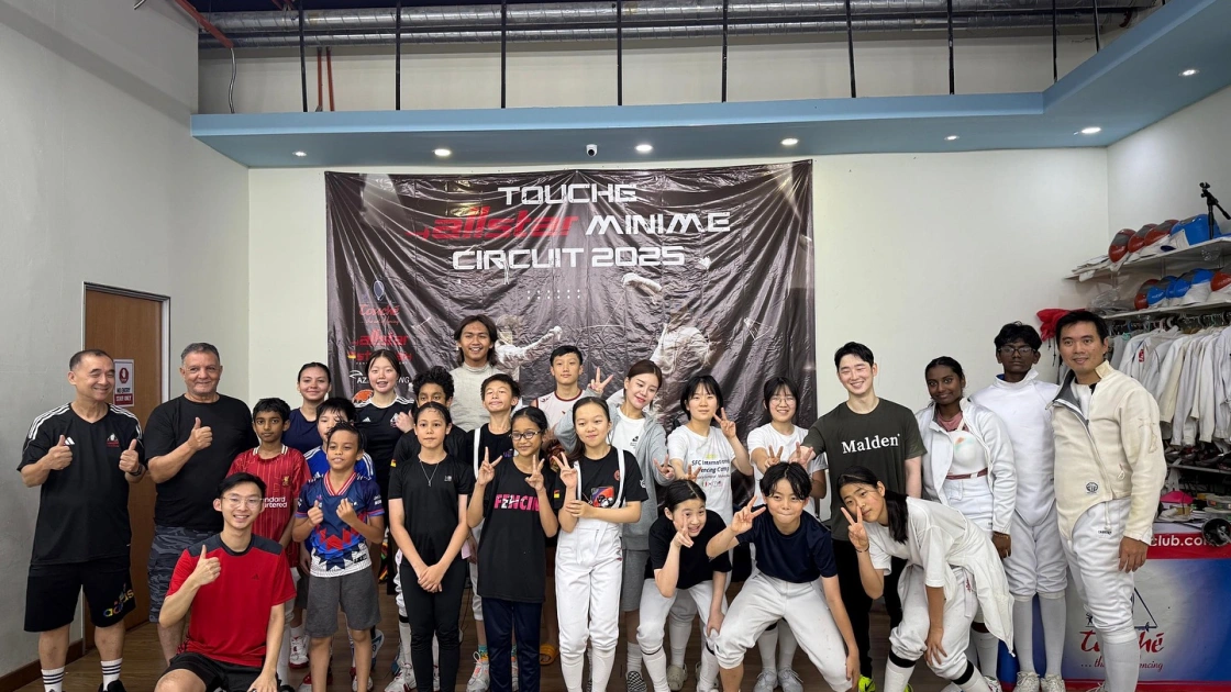 Joint training with international fencers in Malaysia for one of the many tournaments organised in the country at the Touche Fencing Club - Petaling Jaya - Jaya Shopping Centre - Kuala Lumpur. Source : Touche Fencing Club Facebook 
