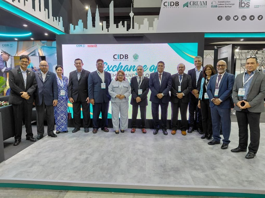 The senior management team from CIDB and CITECH at the Memorandum of Collaboration exchange between CIDB Holdings and CITECH in Kuala Lumpur, Malaysia. 28 October 2025 | Photo by CIDB / NHA File Photo