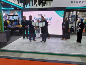 Exchanging the Memorandum of Collaboration on CIDB Holdings' behalf is their CEO, Supian Musa, and on CITECH's behalf, CEO, Govinda Retnavelu. The MoC exchange was witnessed by CIDB CEO, Zainora Zainal. | Kuala Lumpur, Malaysia. 28 October 2025 | Photo by CIDB / NHA File Photo