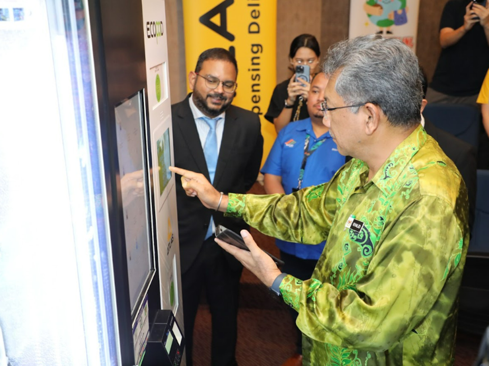 Ybrs. Tuan Khalid Bin Mohamed, CEO of SW CORP trying out the ECOPOD machine under the watchful eyes of Dr (1). Kalithasan Sothinathan, Marketing Manager of Etika Sdn Bhd : Source - Press Release