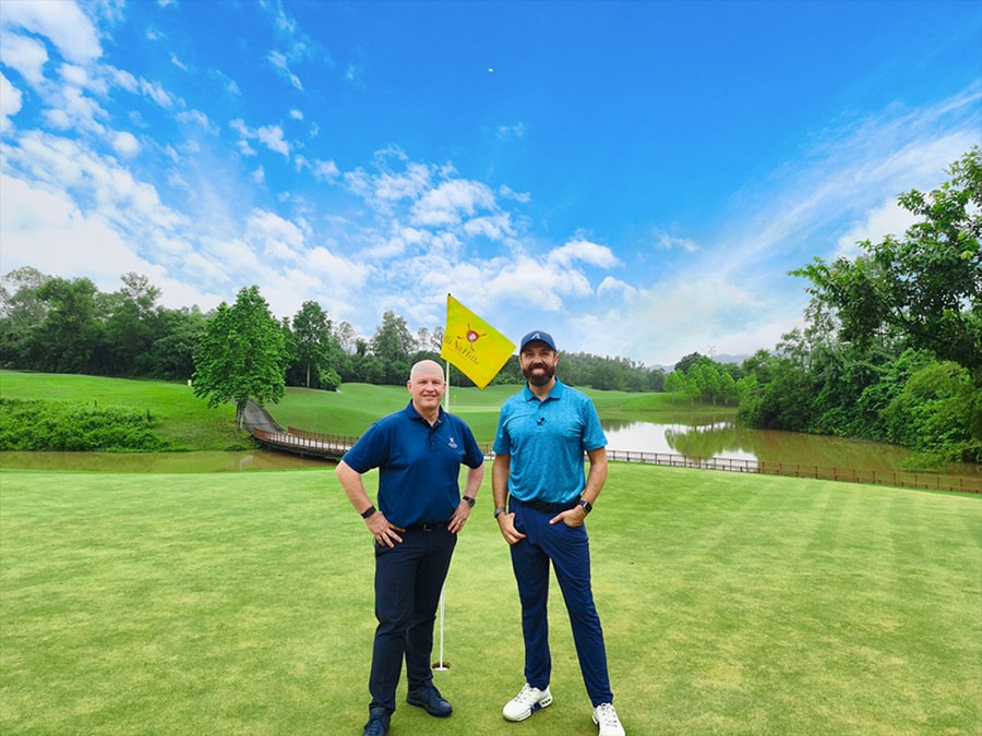 Rick Shiels, the world’s number one golf YouTuber, with Simon Mees, general manager of Ba Na Hills Golf Club in Danang, Vietnam. | Photo by Vietnam Golf Coast - 14 November 2025 / NHA File Photo