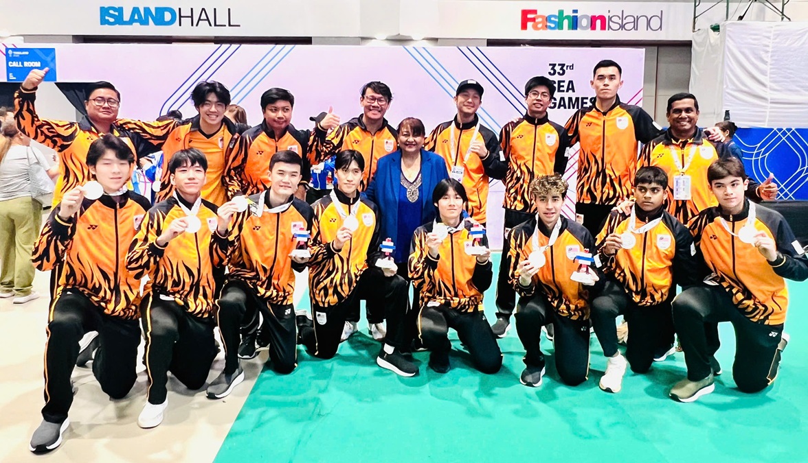 Rusni Abu Hassan, President of the Malaysian Fencing Federation (centre), with the men’s foil, sabre and epee team members at SEA Games 2025 in Bangkok, Thailand. | Photo by MFF / NHA File Photo