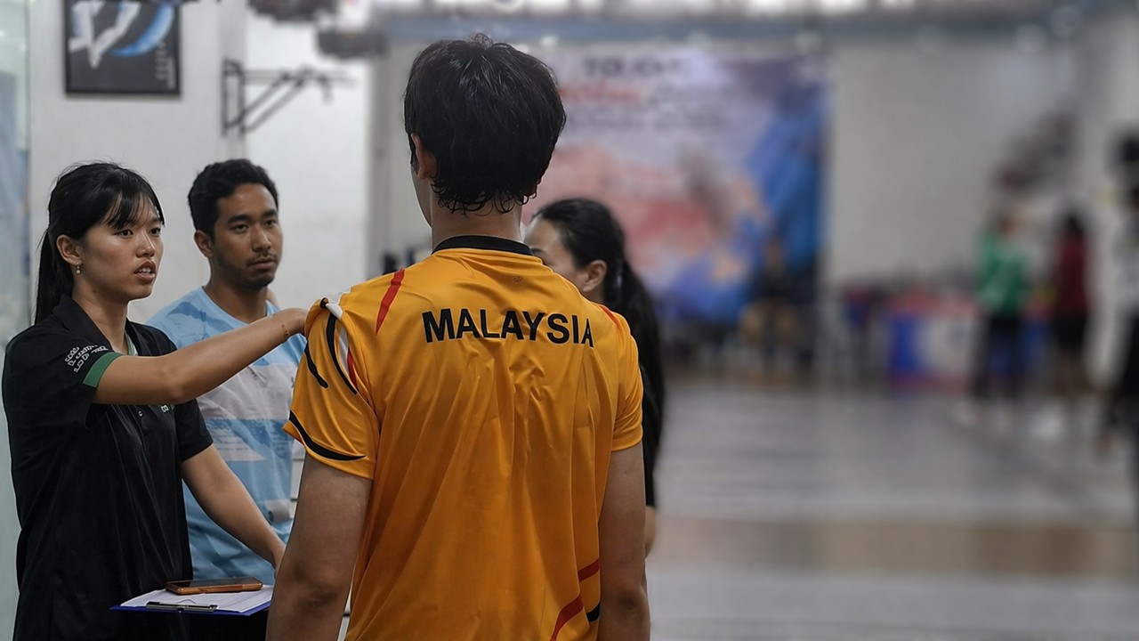 Justine Siau from SNAC in discussion with a national athlete, taking time to build a structured programme that places the athlete at the centre of development and prepares them for the challenges ahead. Source: NHA file photo